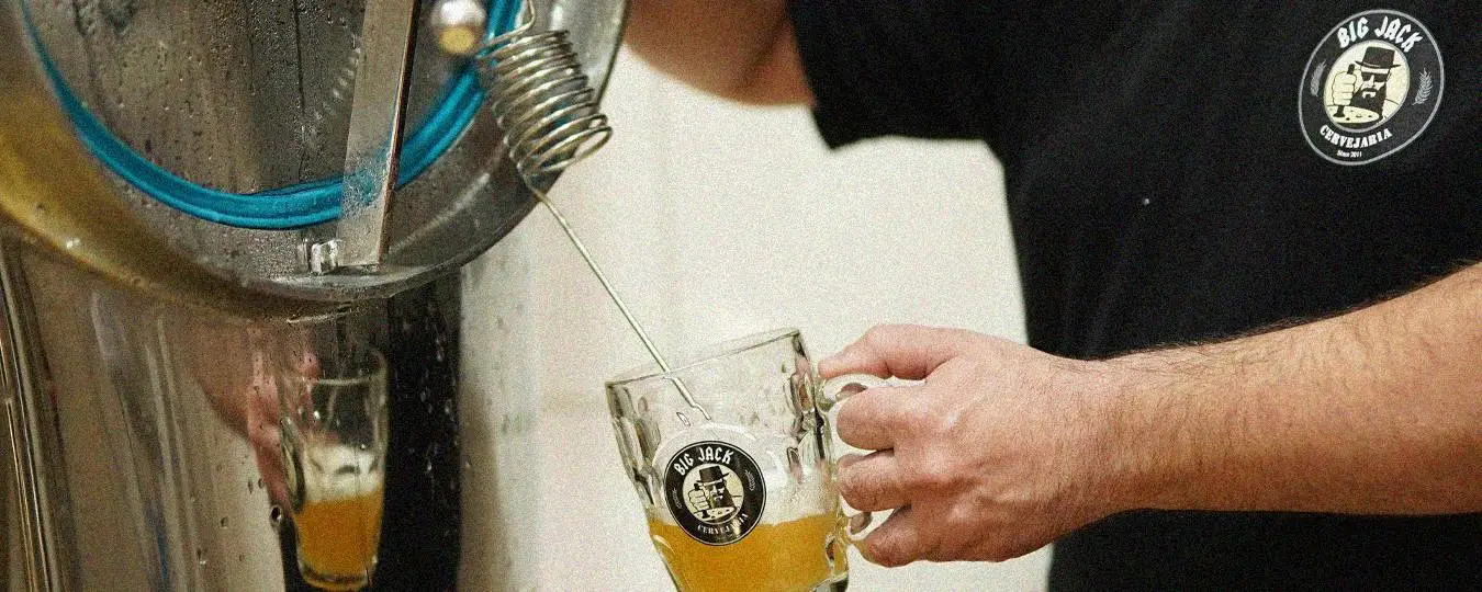 Homem pegando chope direto na produção de cervejaria Big Jack.