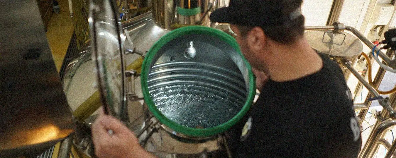 Homem trabalhando na produção de cerveja Big Jack.