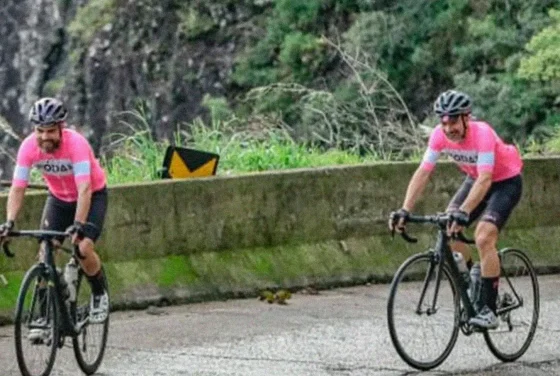 homens-andando-bicicleta-subindo-serra-do-rio-do-rastro