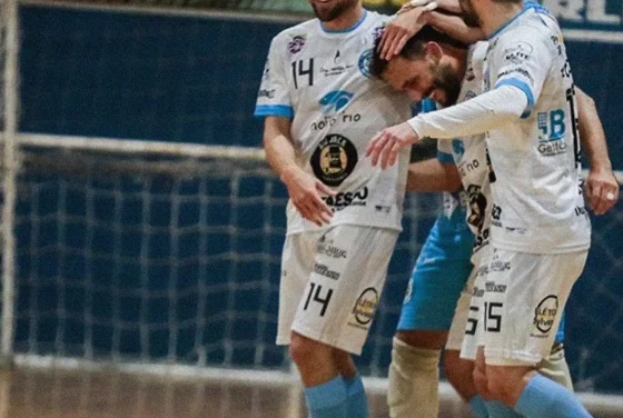 homens-comemorando-gol-big-jack
