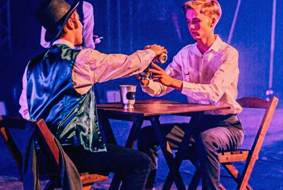 homens-mesa-bar-peca-teatro